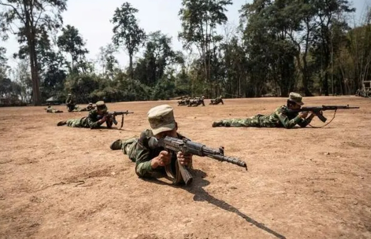 死傷慘重！緬甸內(nèi)戰(zhàn)再度爆發(fā),緬軍被打得潰不成軍,節(jié)節(jié)敗退